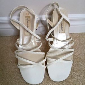 Gloria Vanderbilt White Sandal Flats